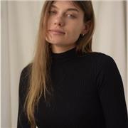 Profesora de español e inglés imparte clases